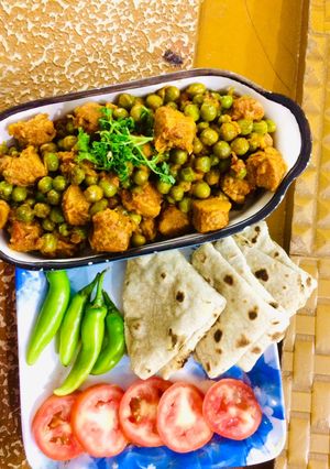 A picture of Soya chunks & green peas masala curry (vegan soya chunks& mutter masala).