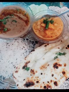 दाल मखनी, शाही पनीर, बटर नान और जीरा राइस (Dal makhni, shahi paneer, butter naan aur jeera rice) रेसिपी मुख्य फोटो