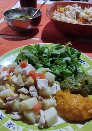 Una foto de Reciclado de puchero de pollo: salpicón de ave y mayonesas vegetales