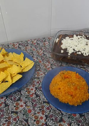 A picture of Chicken Enchiladas with Mole.