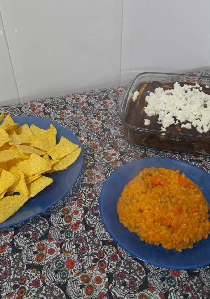 Una foto de Enchiladas de pollo con mole
