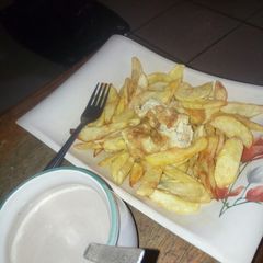 A picture of Potato chips and fried egg with tea.