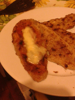 Una foto de Milanesas de berenjena con ensalada de apio y manzana