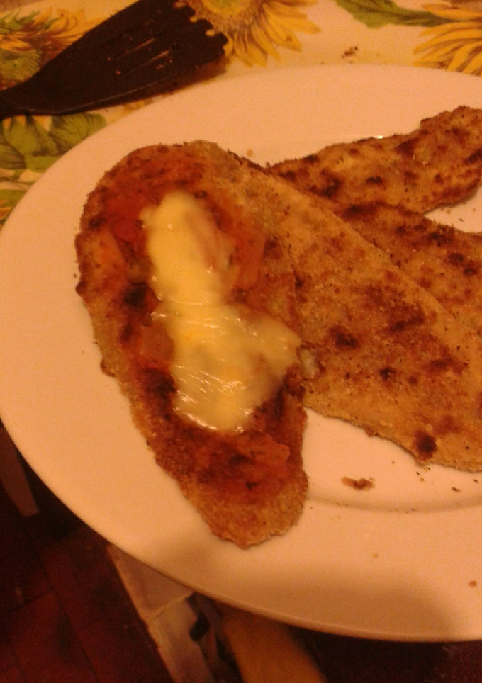 Una foto de Milanesas de berenjena con ensalada de apio y manzana