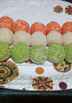 कोकोनट तिरंगा लड्डू (Coconut Tiranga Laddu recipe in Hindi) रेसिपी मुख्य फोटो