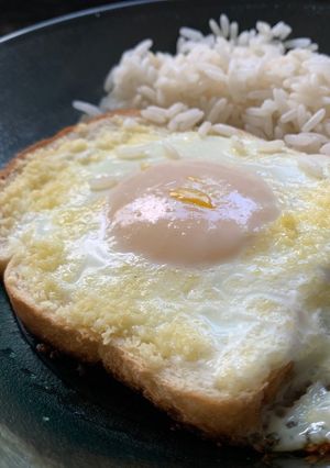 Una foto de Pan con huevo y queso