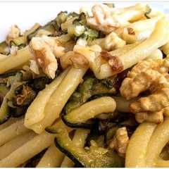A picture of Casarecce con scalogno, zucchine e noci.