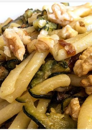 Foto di Casarecce con scalogno, zucchine e noci