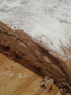 Una foto de Stollen con chocolate (pan dulce alemán)