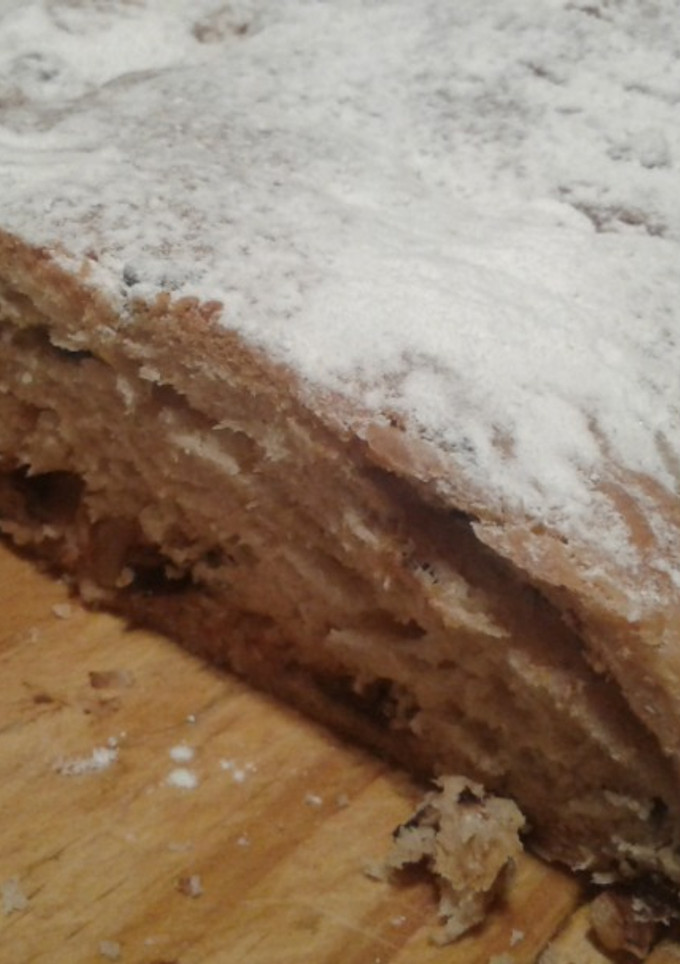 Una foto de Stollen con chocolate (pan dulce alemán)