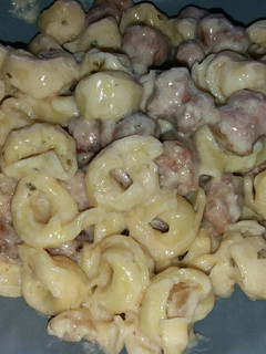 Una foto de Tortellini de queso con salchichas
