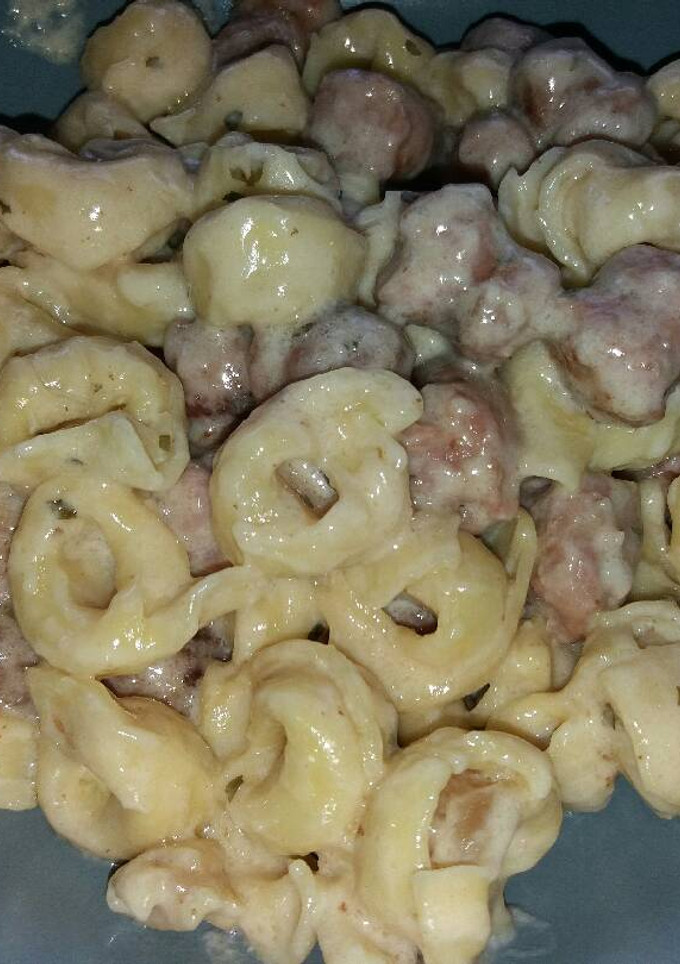 Una foto de Tortellini de queso con salchichas