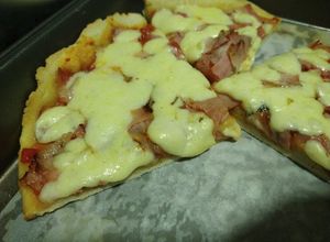 Una foto de Pizza estilo mozzarella