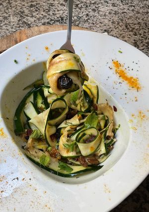 Une photo de 🥒Salade de courgettes marinées 🪹🥄saveurs orientales🥥🫚