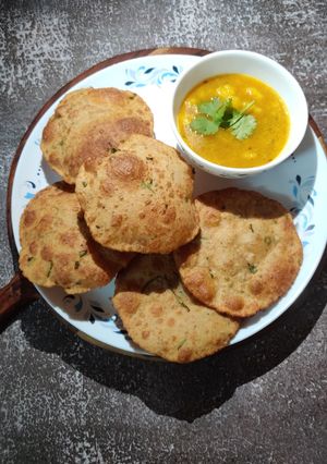 A picture of Urad dal puri.