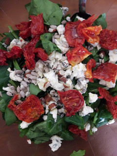 Una foto de Ensalada de espinaca, queso azul y tomates disecados. Deliciosa