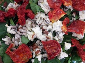 Una foto de Ensalada de espinaca, queso azul y tomates disecados. Deliciosa