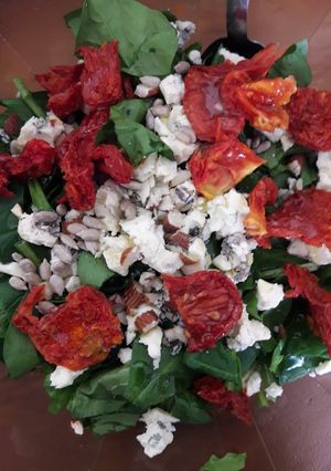 Una foto de Ensalada de espinaca, queso azul y tomates disecados. Deliciosa