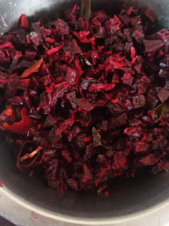பீட்ரூட் பொரியல்(beetroot poriyal recipe in tamil) செய்முறை முக்கிய புகைப்படம்