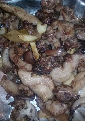 Una foto de Cocinando con $100 arg cabeza de cerdo varias preparaciones