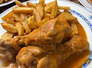 Una foto de Muslitos de pollo en salsa