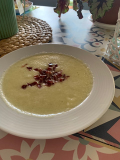 Una foto de Sopa fría de melón y pepino con jamón
