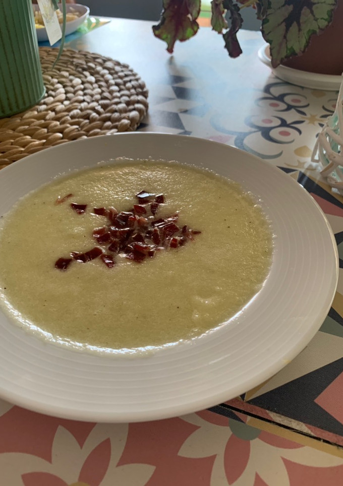 Una foto de Sopa fría de melón y pepino con jamón