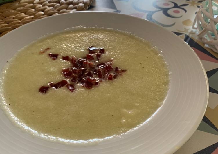 Sopa fría de melón y pepino con jamón