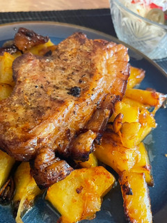 Bőrös karaj vele sült hagymás burgonyával recept fotója