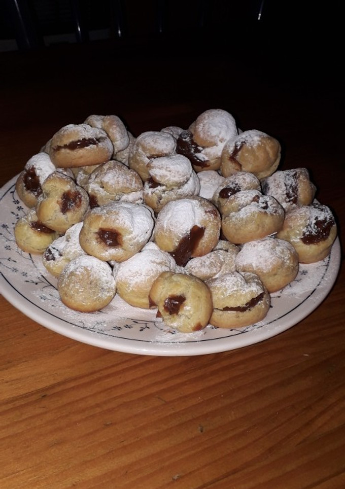 Una foto de Profiteroles rellenos con banana y dulce de leche