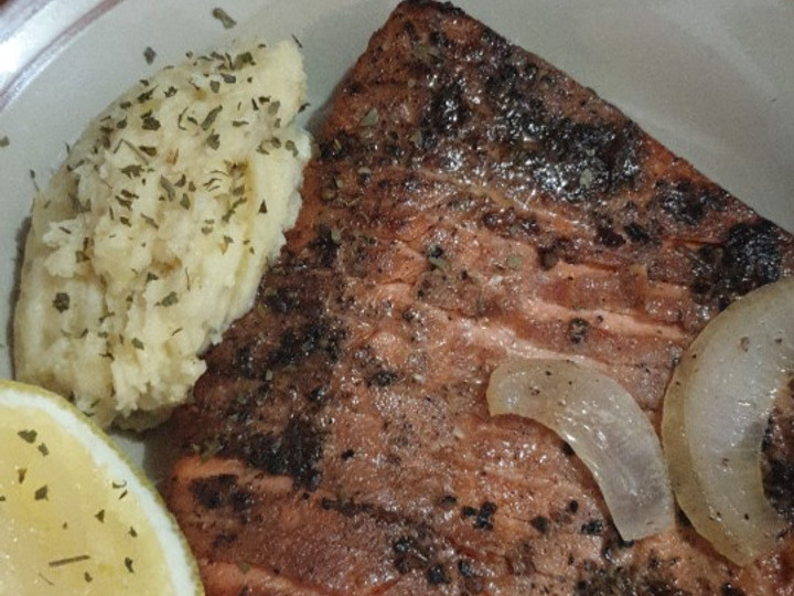 Resep: Black Paper Salmon Steak with Mashed Potato and Mushroom Sauce Kekinian