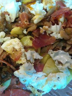 Una foto de Huevos "estrapallaos" con setas y jamón 