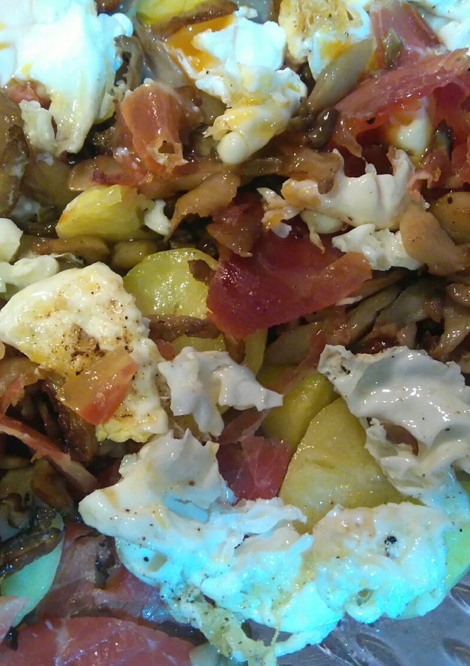 Una foto de Huevos "estrapallaos" con setas y jamón 