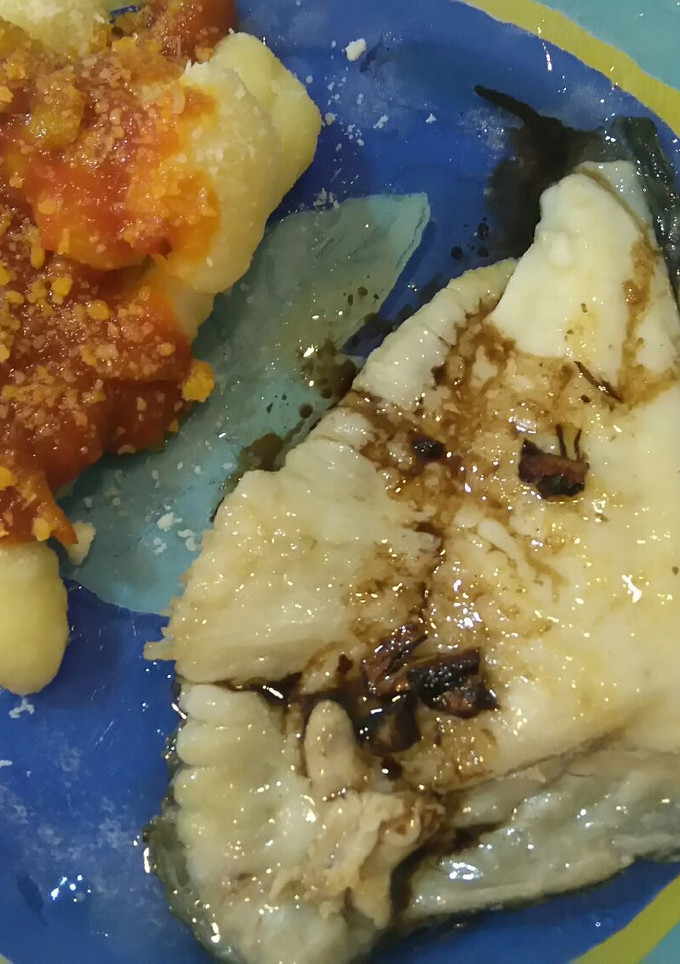 Una foto de Rodaballo a la plancha con ñoquis