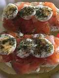 Patatas rellenas con salmón ahumado y aceite de trufa blanca
