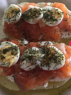 Una foto de Patatas rellenas con salmón ahumado y aceite de trufa blanca
