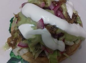 Una foto de Sopes con asientos y frijol