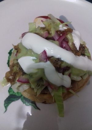 Una foto de Sopes con asientos y frijol