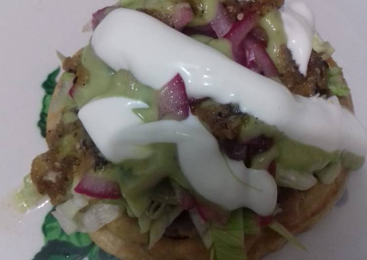 Sopes con asientos y frijol