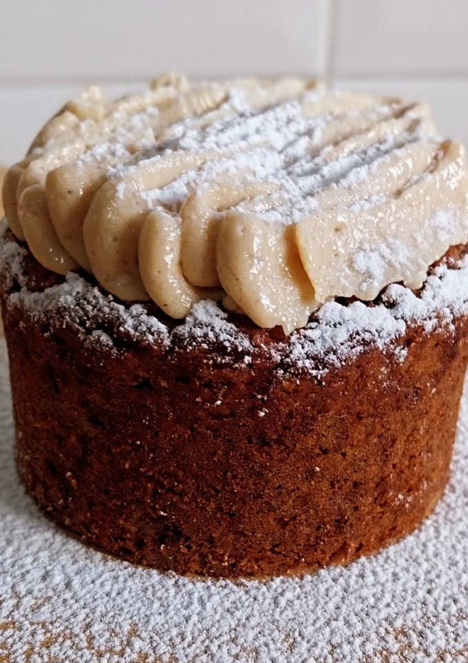 Una foto de Tarta de zanahoria con crema muselina de avellana ¡sin gluten!
