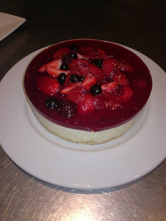 Una foto de Cheesecake CON FRUTOS ROJOS (sin horno)