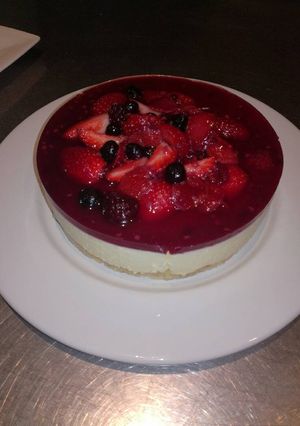 Una foto de Cheesecake CON FRUTOS ROJOS (sin horno)