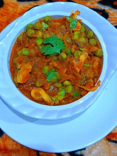मशरूम मटर मसाला (Mushroom matar masala recipe in hindi) रेसिपी मुख्य फोटो