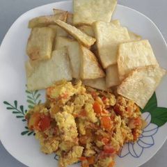 A picture of Fried yam with fried egg.