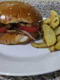 Papas rústicas fritas con hamburguesa