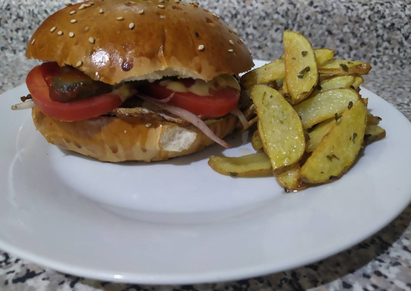 Papas rústicas fritas con hamburguesa