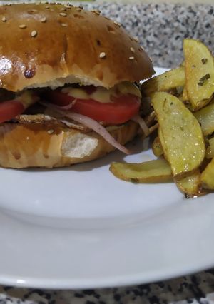 Una foto de Papas rústicas fritas con hamburguesa