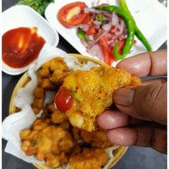 A picture of Chole pakoras.