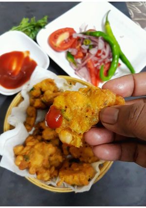A picture of Chole pakoras.