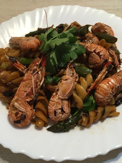 Una foto de Pasta de cigala con espárragos